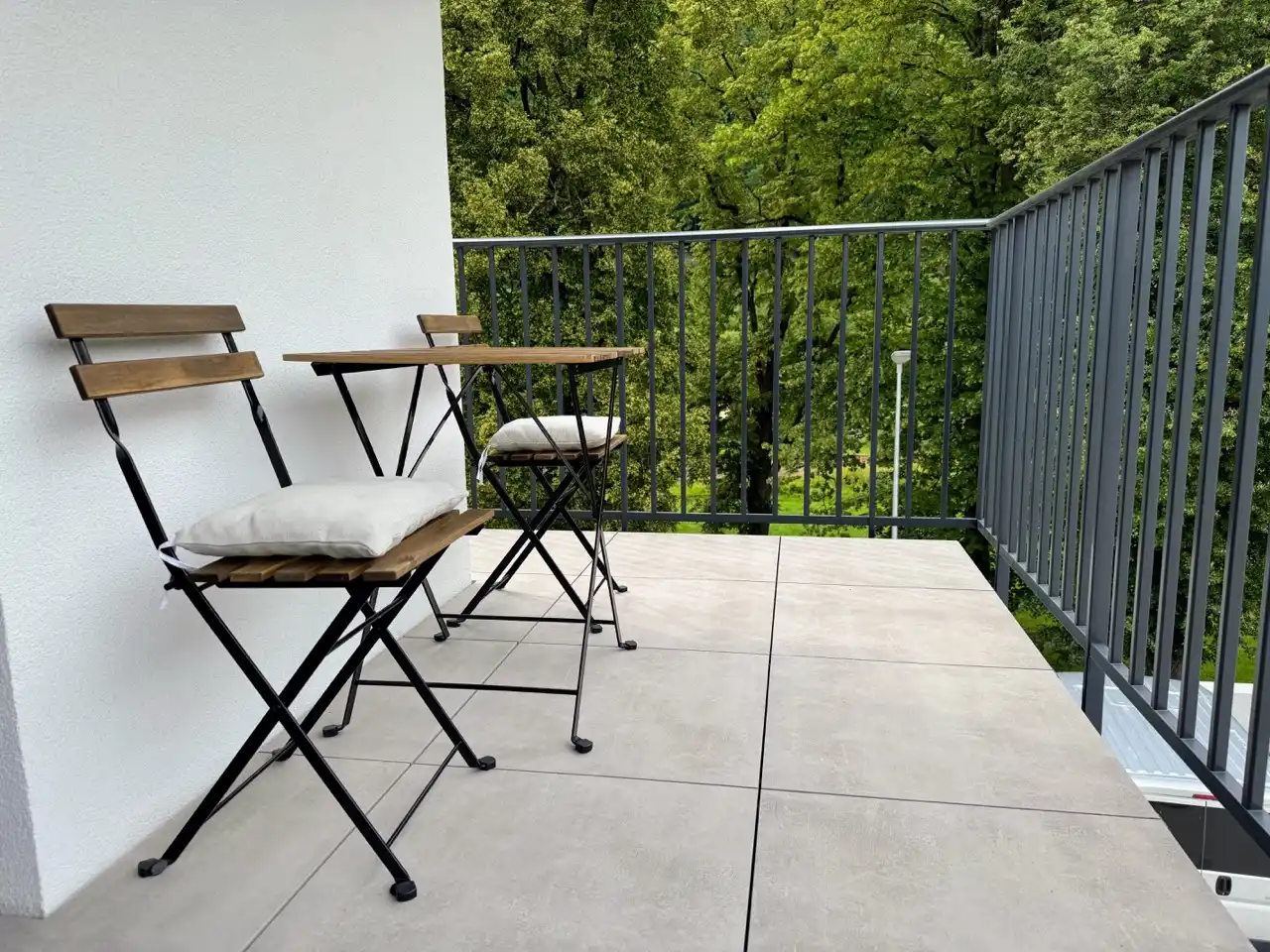 Balkón s ležadlami a bočným stolíkom