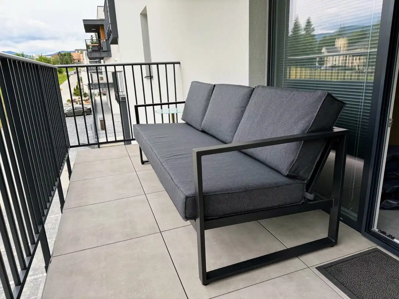 Balkónové sedenie s otvoreným výhľadom