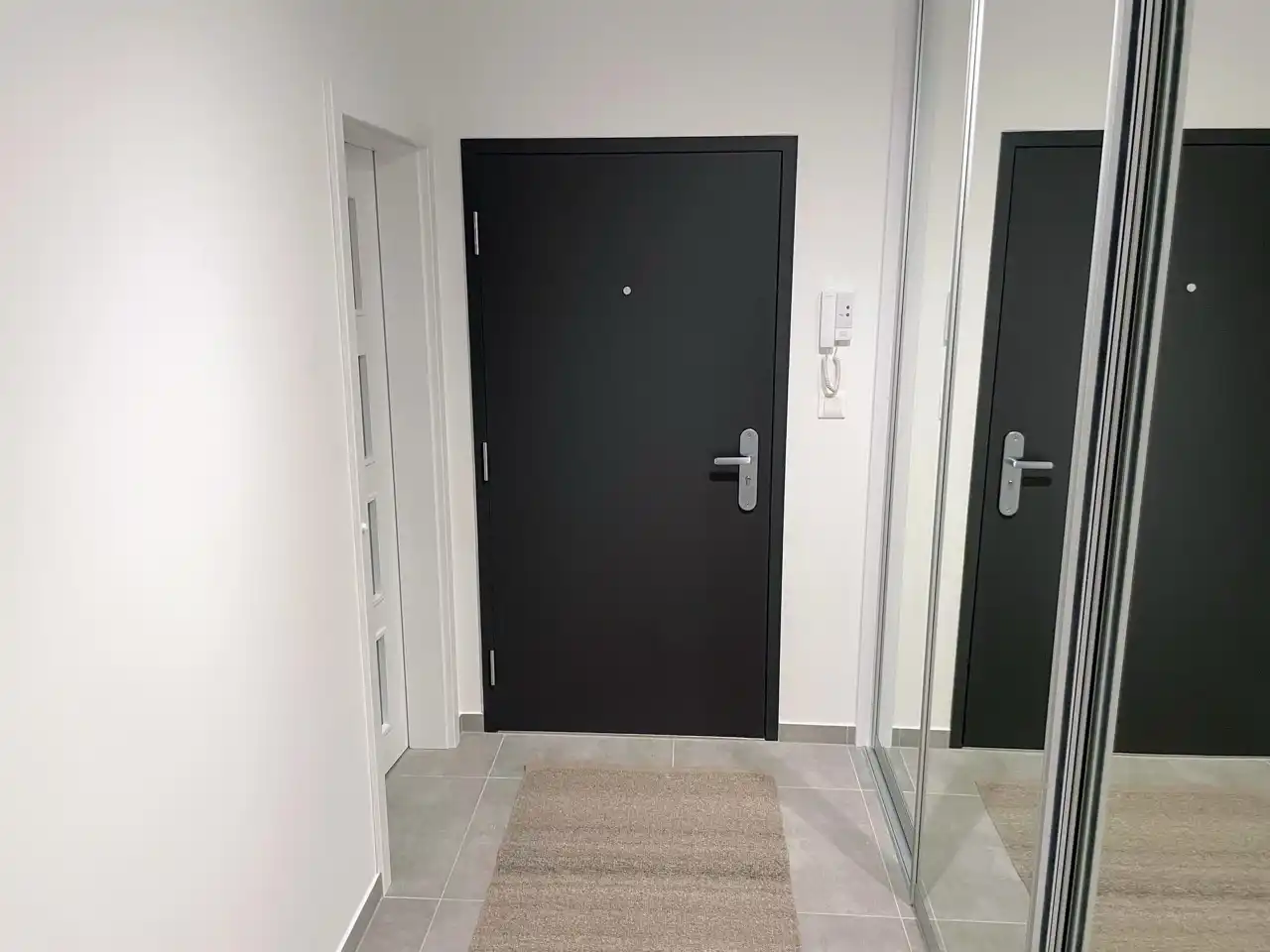 Chodba s úložnými skriňami a dekoráciami