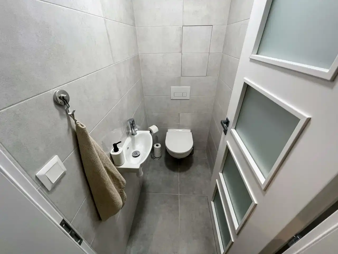 Kúpeľňa s umývadlom a veľkým zrkadlom