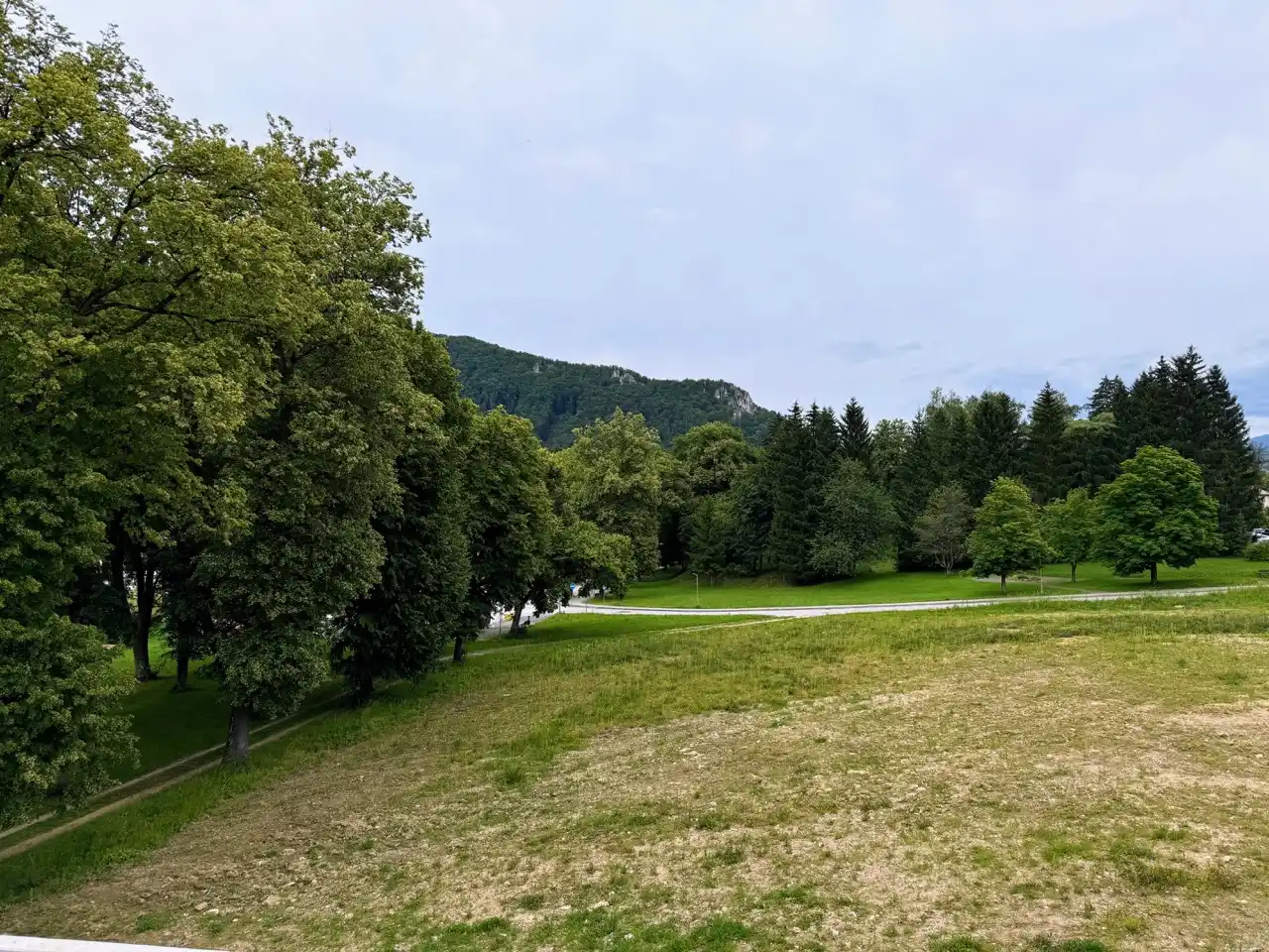 Oddychová zóna na terase s hojdacím kreslom