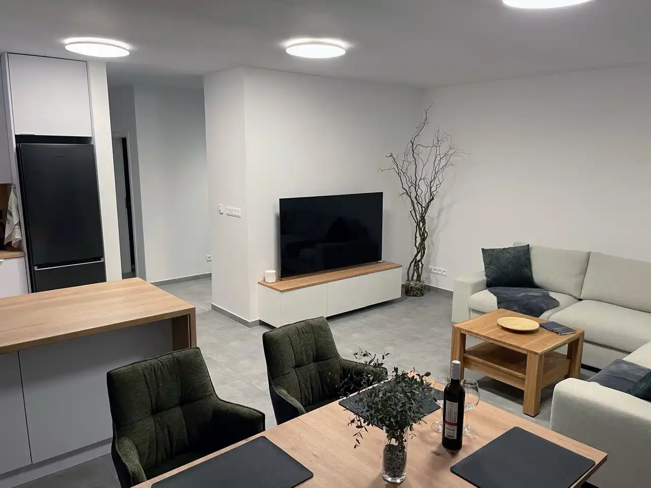 Obývací pokoj s výhledem na vstup na balkon